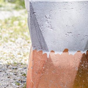 Tabouret en béton carré blanc et doré