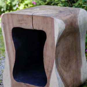 Tabouret cube en bois brut